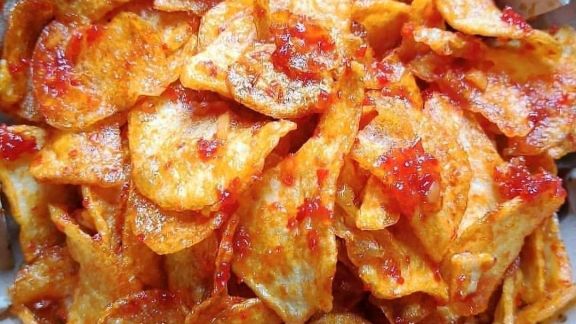 Trik Bikin Sambal Keripik Kentang Kering, Teksturnya Renyahnya Dijamin Tahan Lama!
