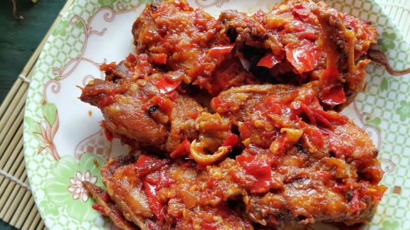 Cara Buat Ayam Goreng Cabe, Rasanya Pedes Banget, Hati-Hati Bikin Bibir Dower