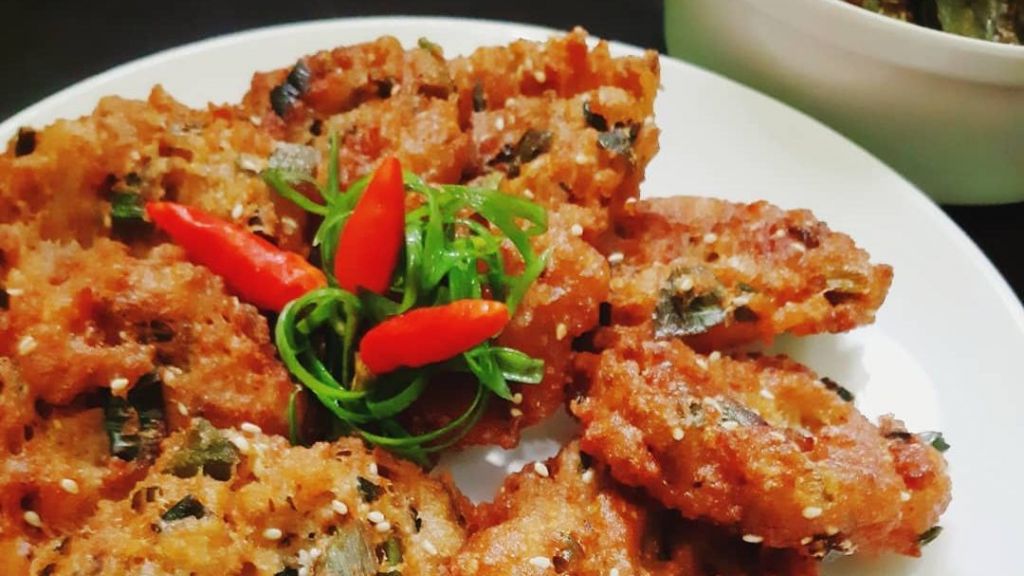 Trik Bikin Bakwan Oncom Bawang Maknyus Banget, Bisa Jadi Camilan Andalan Ketika Hujan