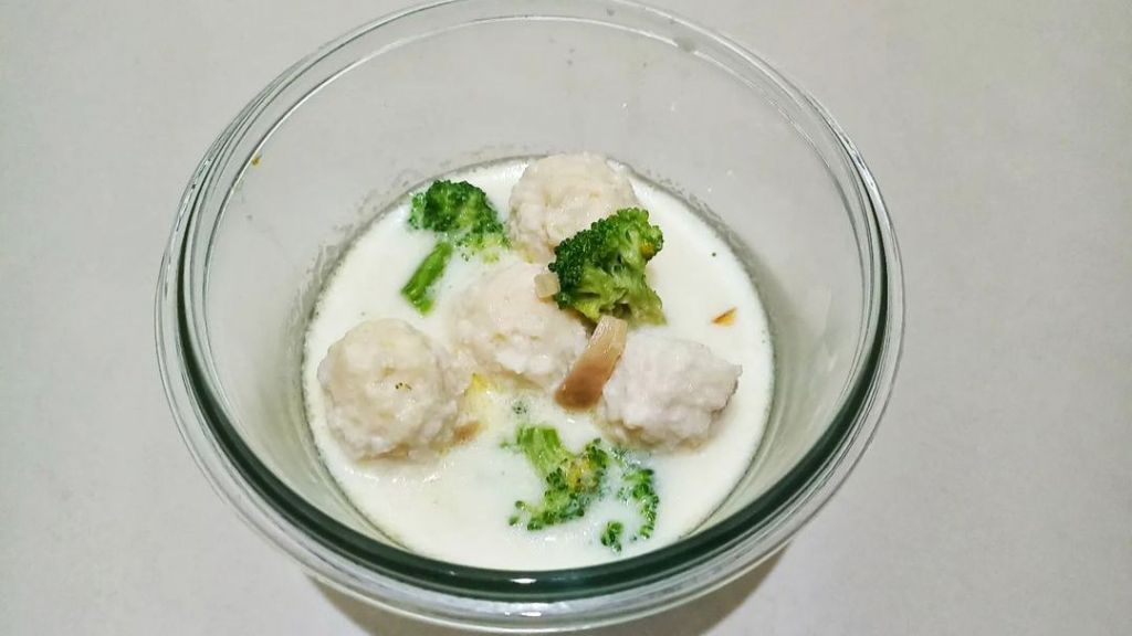 Cara Bikin Bakso Ayam Kuah Susu, Teksturnya Creamy Si Kecil Pasti Doyan Banget