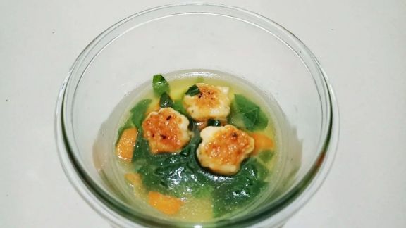 Cara Bikin Bening Bayam Campur Bakso Cumi Udang Goreng, Rasanya yang Enak Bikin Si Kecil Auto Nambah!