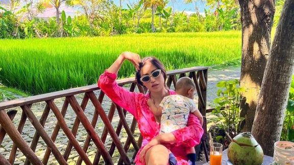 Ajak Baby Don Berenang, Pola Asuh Jessica Iskandar Kena Semprot Netizen: Kasian Anaknya Itu Kayak Kelelep