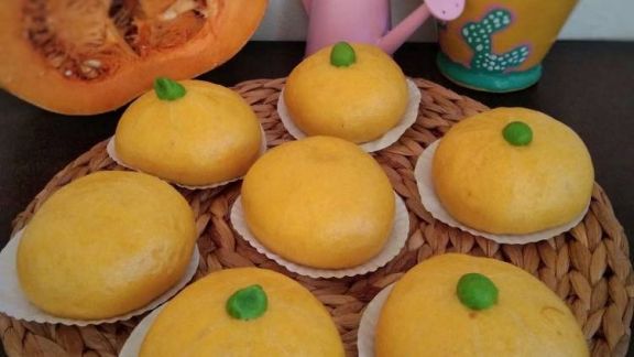 Cara Bikin Bakpao Mini Pakai Labu Kuning, Teksturnya Jadi Empuk Banget!