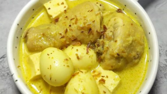 Cara Buat Opor Ayam Bertelur, Lembut Banget Moms Si Kecil Pasti Bisa Makan Sendiri