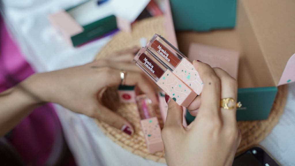 Tahan Lama dan Gak Bikin Bibir Kering, Ini Produk Lip Stain dan Lip Gloss Terbaru dari Luxcrime, Intip Yuk!