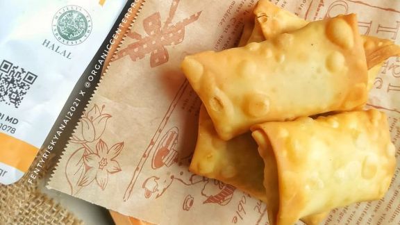Resep Lumpia Ayam Keju Kids Friendly, Dalamnya Lembut Luarnya Krenyes-Krenyes