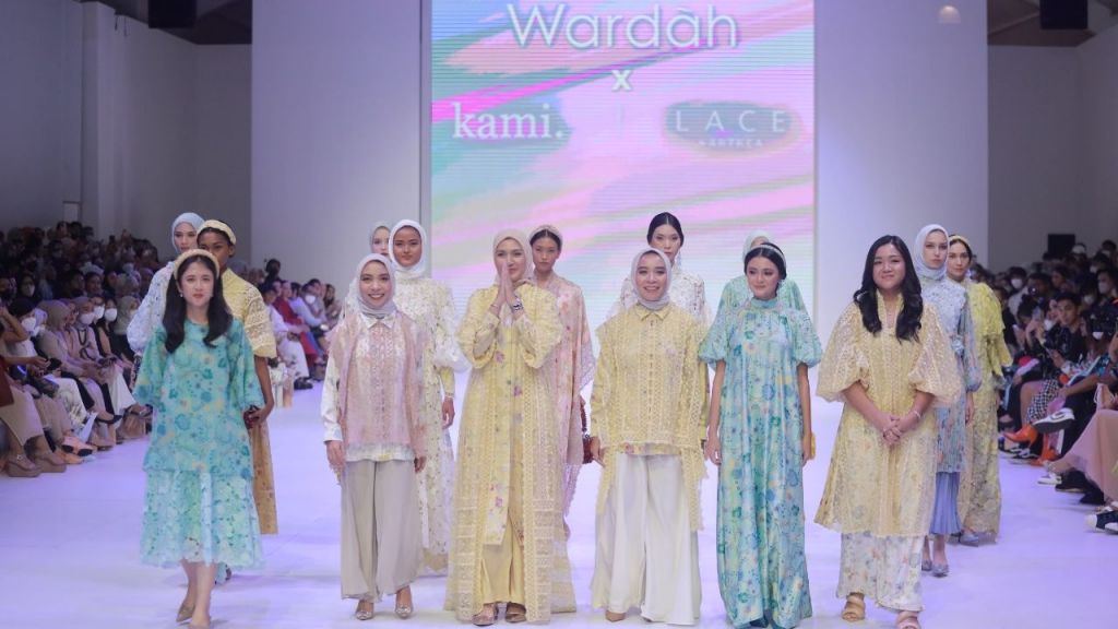 Mengintip 3 Karya Kolaborasi Label Modest Fashion 'Kami' di Jakarta Fashion Week 2023, Cantik Nan Elegan!