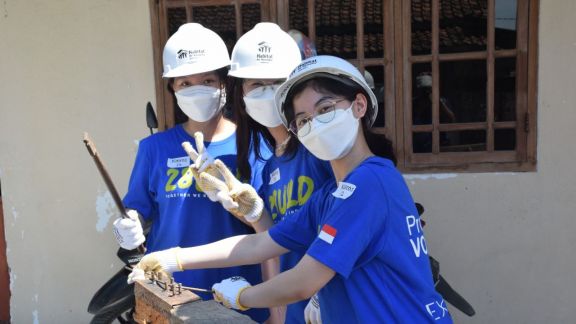 Berupaya Satukan Semangat Generasi Muda, Habitat for Humanity Indonesia Ajak 300 Relawan Muda Bangun Rumah Layak