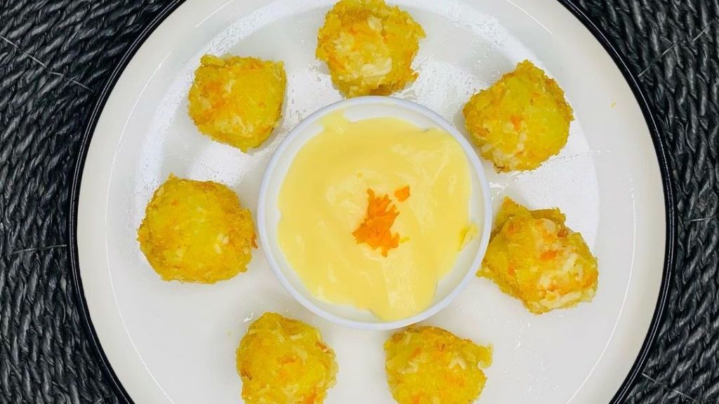 Trik Bikin Bola Ayam Saus Keju, Camilan Simpel Rasanya Super Mewah!