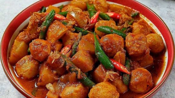 Resep Semur Pedas Bola Ayam, Sajian Nikmat yang Bikin Tambah Nasi