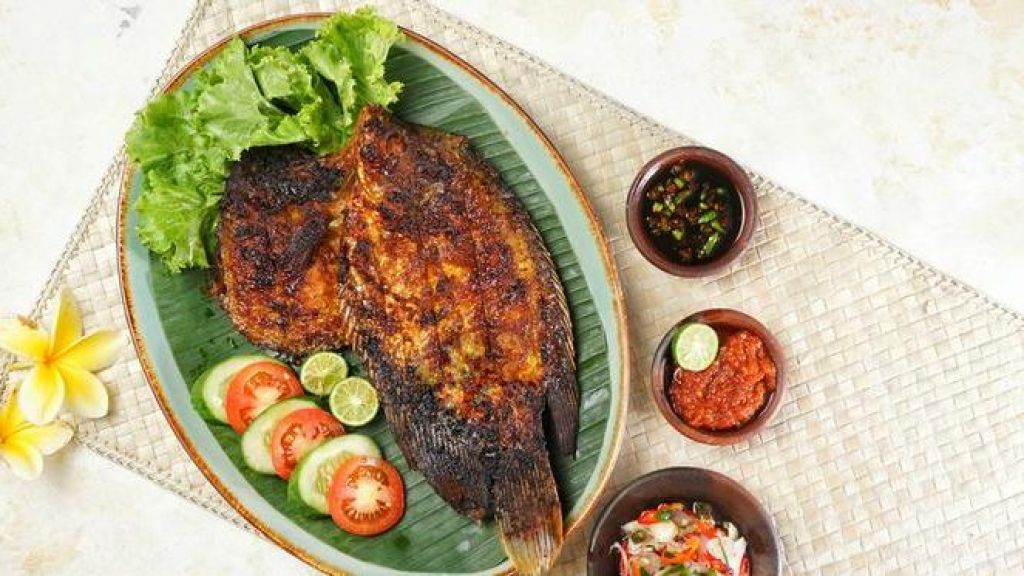 Resep Ikan Bawal Bakar Ala Bumbu Jimbaran, Nikmatnya Bisa Makan Sekeluarga!