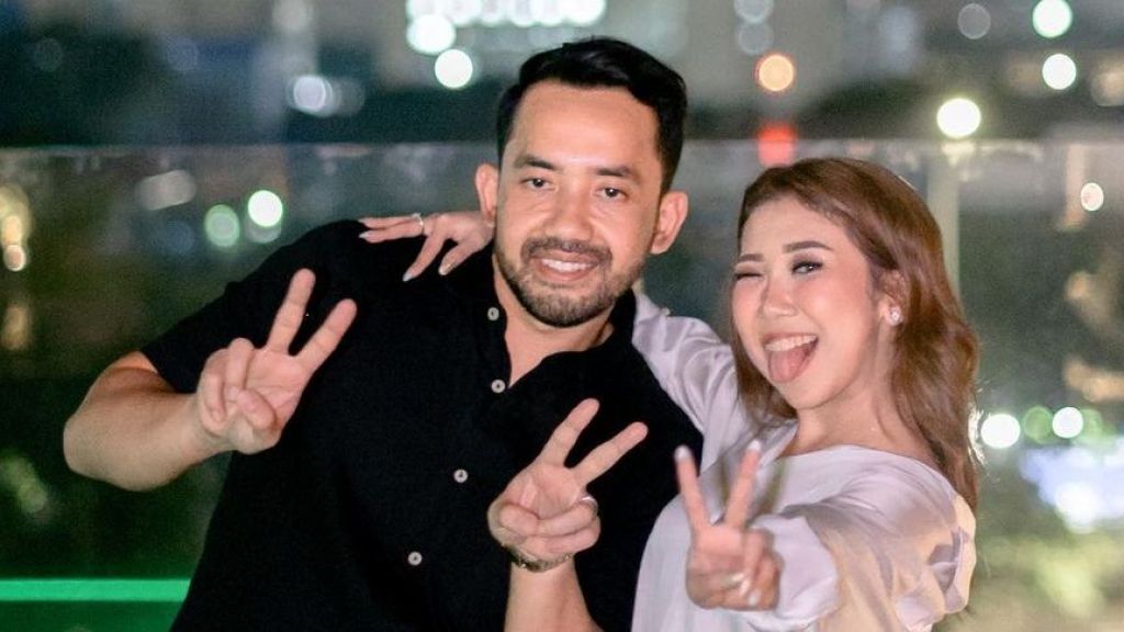 Kiky Saputri Unggah Foto Mesra dengan Sang Suami Saat di Jepang, Komentar Prilly Latuconsina Tuai Sorotan Warganet: Sabar Kakak...