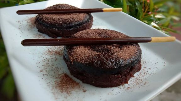 Cara Bikin Choco Lava Cake Tanpa Mixer dan Oven, Empuk, Coklatnya Lumer Banget