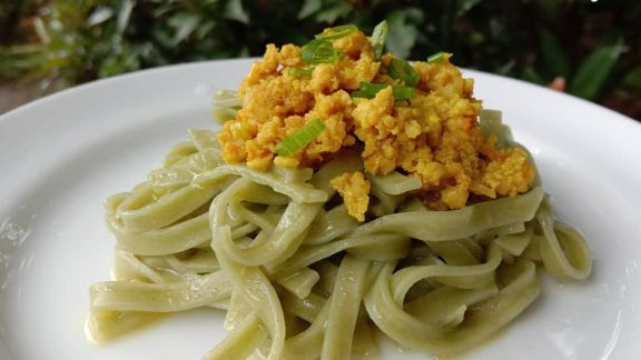 Resep Mie Kale Topping Ayam, Cocok untuk Anak yang Gak Doyan Sayuran