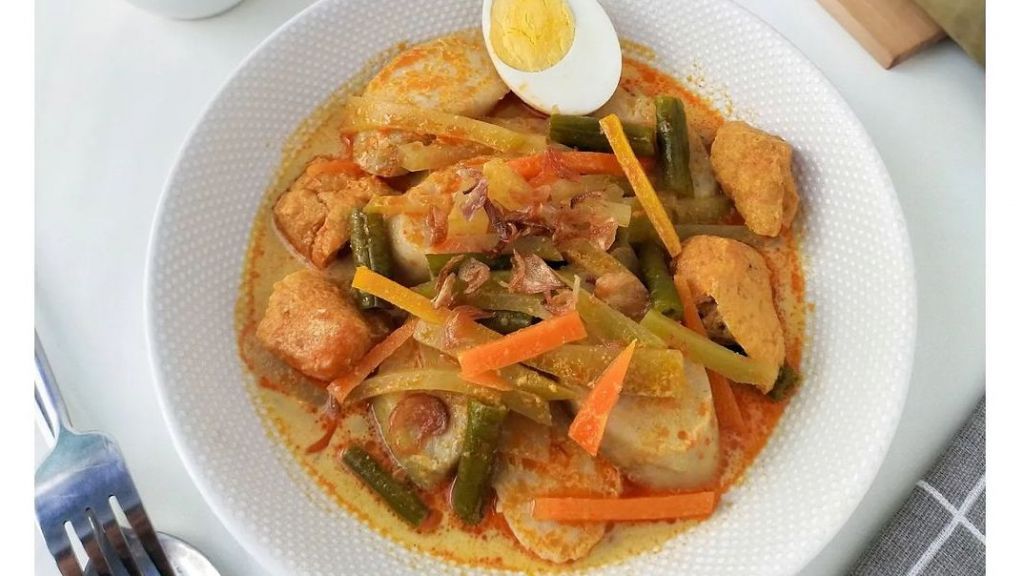 Tetap Ikut Bersantap Nikmat saat Iduladha, Intip Resep Lontong Sayur Vegan Tanpa Daging Berikut!