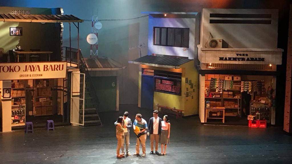 Kritik Jokes Seksis di Karya Film Sendiri, Ernest Prakasa Perbaiki Kesalahan Lewat Teater Musikal Cek Toko Sebelah