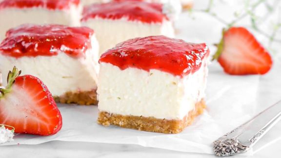 Trik Bikin Strawberry Cheese Cake Anti Gagal, Teksturnya Fluffy, Selainya Lumer Banget