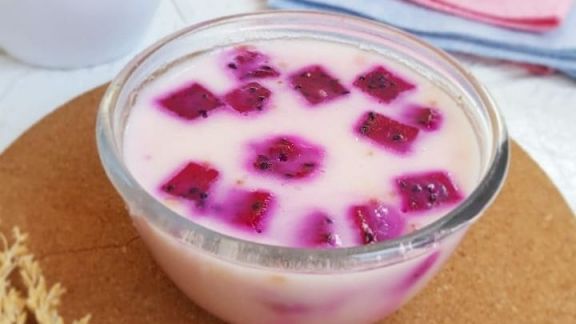 Cara Bikin Puding Stroberi Super Nyegerin, Sajikan dengan Topping Buah Naga Makin Segar!