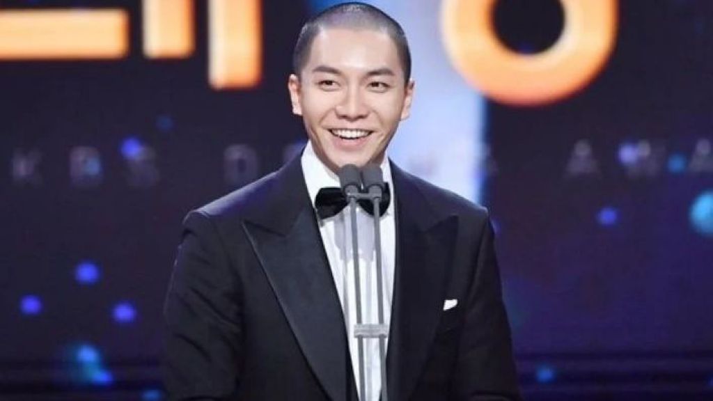 Lee Seung Gi Berhasil Raih Piala 'Daesang' di 2022 KBS Drama Awards, hingga Singgung Masalah Hook Entertainment: Saya Harap...
