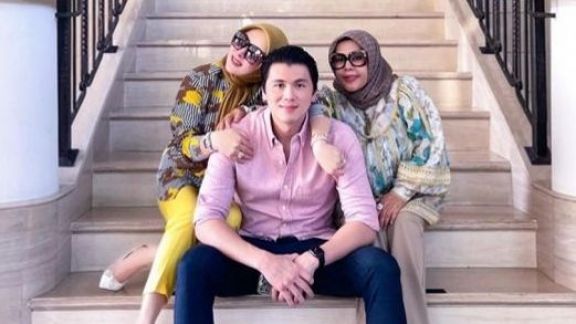Gak Kalah Cetar! Ibu Syahrini Tenteng Tas Seharga Setengah Miliar, Istri Reino Barack Dipuji: Emaknya Dibuat Ratu, MasyaAllah...