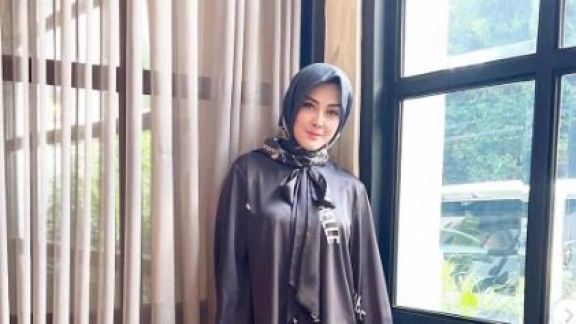 Pamer Pakai Hijab, Dhena Devanka Jawab Isu Pindah Agama Setelah Cerai dari Jonathan Frizzy: Semoga Disegerakan di Saat yang Tepat