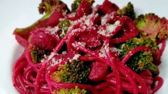 Cara Bikin Spaghetti Saus Merah ala Rumahan, Simpel, Enak Banget Moms