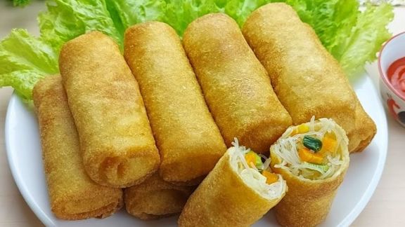 Trik Mudah Bikin Risol Kampung untuk Camilan Bukber, Sajikan dengan Bumbu Kacang, Enak Banget!