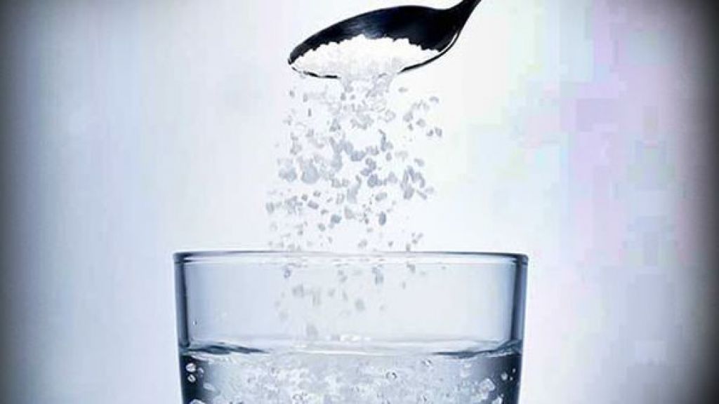 4 Manfaat Menakjubkan Air Garam untuk Kecantikan, Bisa Dipakai Sebagai Air Cuci Muka Lho!