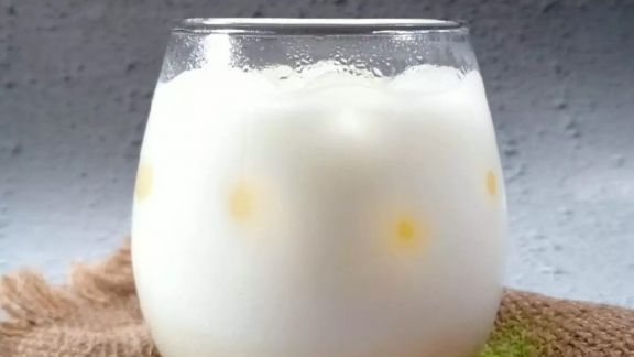 Cara Bikin Es Melon Yakult, Asam, Manis, Nyegerin Abis!
