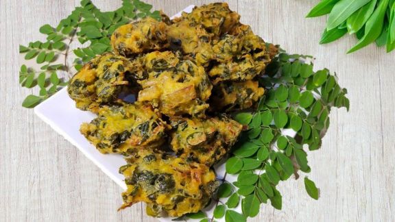Trik Mudah Bikin Bakwan Jagung Daun Kelor Super Krispi, Dijamin Kriuk Kriuk