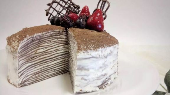 Trik Mudah Bikin Chocolate Mille Crepes Cake Anti Gagal, Dijamin Tiap Lapisnya Menempel Sempurna!
