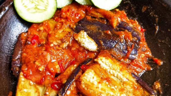 Resep Terong Penyet Sambal Kemiri, Pedas, Gurih, Tekstur Lembutnya Bikin Nafsu Makan Meningkat!