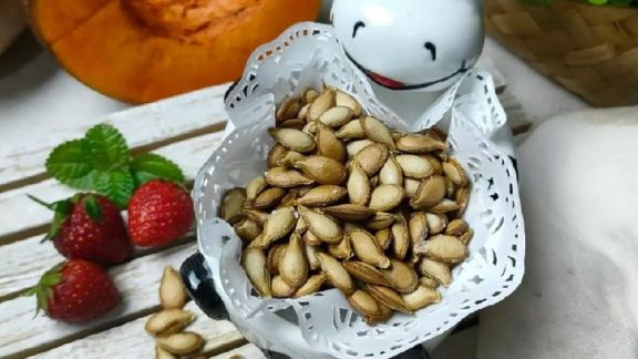 Trik Mudah Bikin Kuaci Pakai Labu Parang, Tinggal Oven Langsung Jadi Moms!