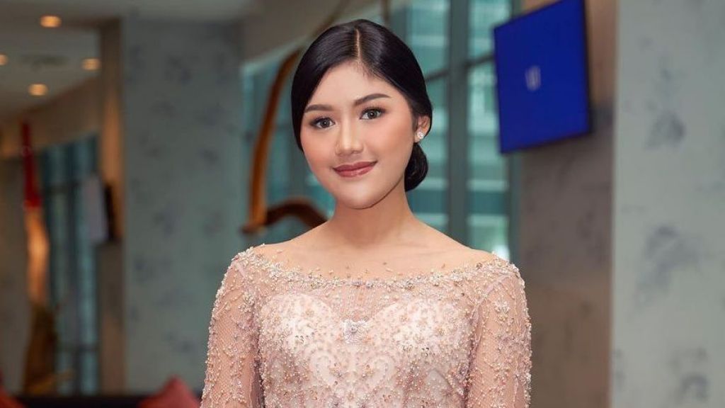 Tampil Cantik Nan Elegan Saat Hadiri Acara Penting Gaya Erina Gudono Tenteng Tas Mewah Seharga