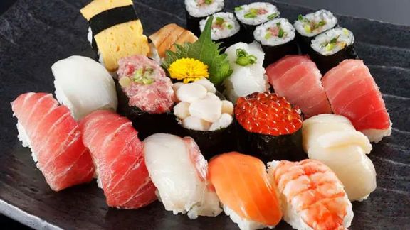 Gak Cuma Lezat, Sushi Ternyata Punya Segudang Manfaat Baik Bagi Kesehatan Lho, Apa Saja Sih?