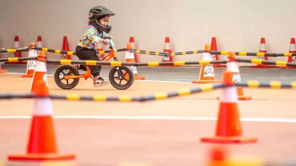 Gak Cuma Sekadar Tren, Ternyata Ini Sederet Manfaat Balance Bike untuk Anak, Bisa Latih Mental si Kecil Lho Moms!