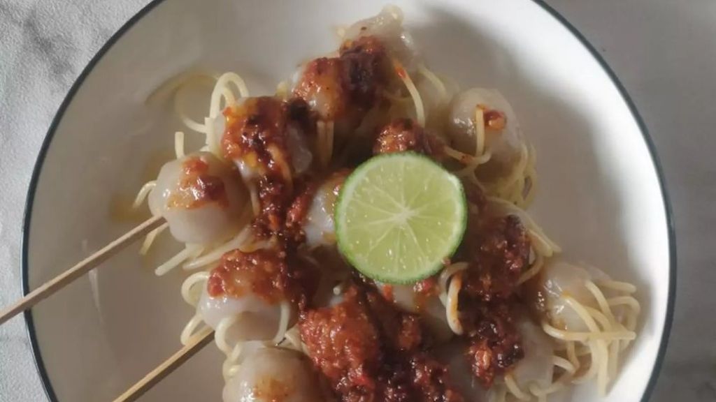 Trik Mudah Bikin Cilok Ayam Gurita, Siram Bumbu Kacang, Enak Banget!