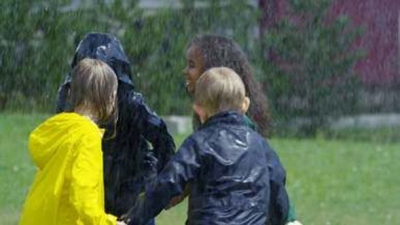 Membebaskan Anak Bermain Hujan-hujanan, Boleh atau Gak Ya? Ternyata Ahli Ungkap Sederet Manfaatnya Moms, Simak Yuk!