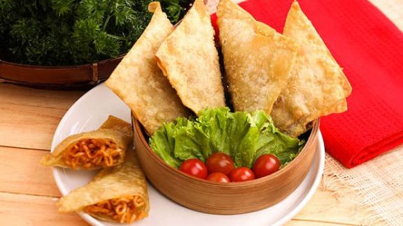 Resep Martabak Mie Kulit Pangsit Garing, Enak, Cocol Saus Sambal Maknyus!