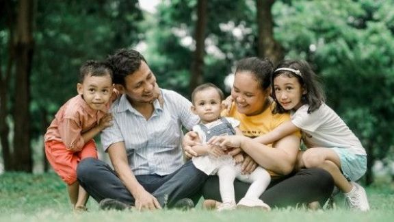 Moms Harus Tahu, 3 Cara Ini Bisa Bikin Kakak Mengerti Adik, Gak Ada Lagi Cemburuan!