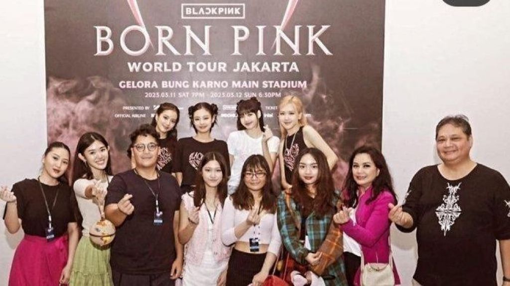 Keluarga Menko Airlangga Foto Bareng BLACKPINK, Netter: Sekelas Nagita Slavina sama Anak Presiden Aja Gak Bisa, Top Markotop Pak Menteri!