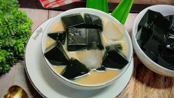Serupa tapi Tak Sama, Ini Perbedaan antara Cincau Hitam dan Hijau, Sudah Tahu?