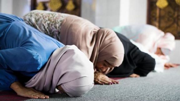 Wanita Lebih Baik Salat Tarawih di Rumah atau Berjamaah di Masjid? Begini Kata Ustaz Adi Hidayat