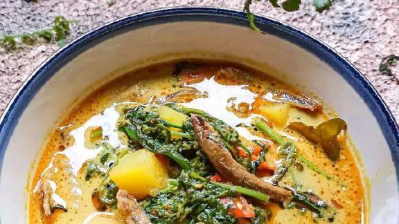 Resep Gulai Pakis Kentang, Kuahnya Gurih, Rempahnya Berlimpah