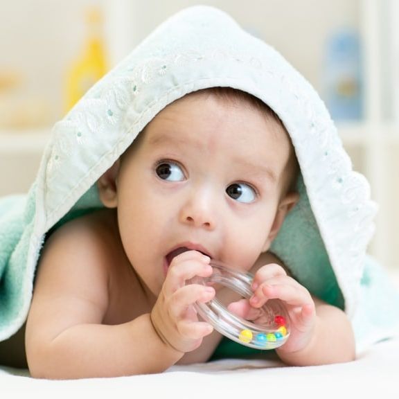Moms Waijb Tahu, Ini 4 Alasan Bayi Selalu Memasukkan Apapun ke Mulutnya, Intip Juga Solusinya di Sini!
