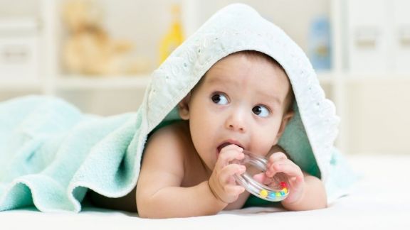 Moms Waijb Tahu, Ini 4 Alasan Bayi Selalu Memasukkan Apapun ke Mulutnya, Intip Juga Solusinya di Sini!