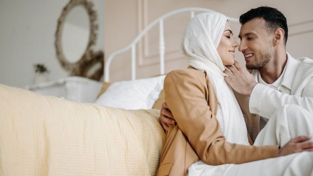 Moms Wajib Tahu, Begini Cara Memperkuat Hubungan dengan Suami Selama Ramadan, Auto Makin Harmonis!