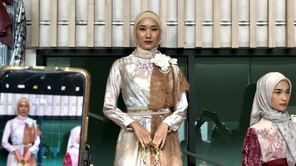 Luncurkan Koleksi ‘Sangsata’, Pakaian Muslim Ria Miranda yang Terinspirasi dari Ranah Minang Dibandrol dengan Harga Segini!