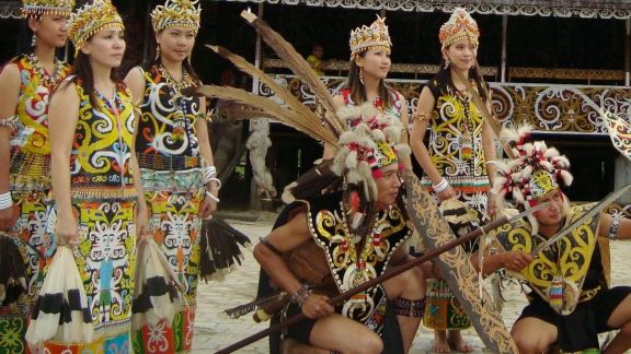 4 Tradisi Suku Dayak yang Jarang Diketahui, Bukan Cuma Pengobatan Ida Dayak, Ada yang Sudah Dihentikan Gegara Terlalu Sadis Lho!