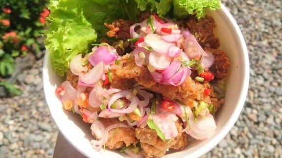 Resep Ayam Crispy Sambal Matah, Pedasnya Bikin Nambah Nasi